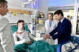 Bologna, Conte visita i feriti