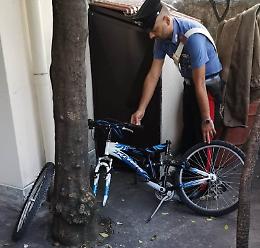 Striano, scavalca recinzione per rubare bicicletta: in manette
