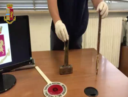 Mazzola e scalpello per minacciare l'ex moglie, arrestato