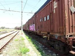 «Un treno con 700 tonnellate di rifiuti fermo da 2 mesi a Roma»