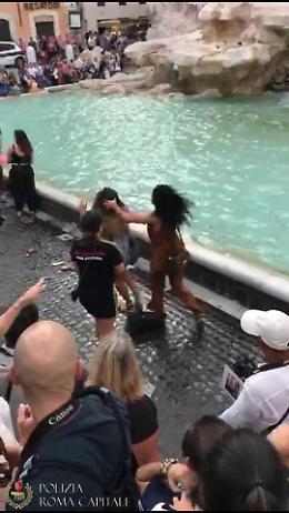 Maxi-rissa tra turisti per selfie a Fontana di Trevi