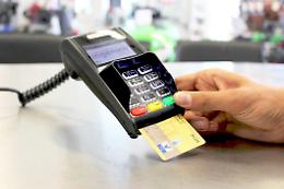 Carte di credito clonate per pagare la vacanza in Sardegna, denunciati 10 napoletani