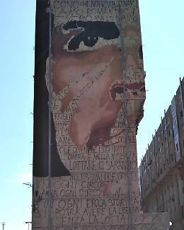 Jorit torna a Napoli e disegna Che Guevara sulle case popolari a Taverna del Ferro