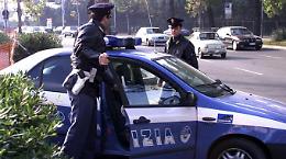 Si oppone all'arresto minacciando i poliziotti con un paio di forbici