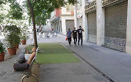 Negozi chiusi e nessun servizio: turisti sconsolati a Napoli