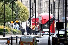Auto si schianta contro barriere Westminster, un arresto