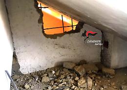 Bucano una parete per rubare in casa