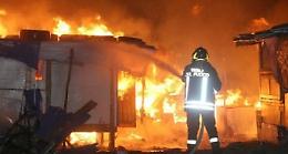 Incendio in atto all'isola ecologica di Torre del Greco