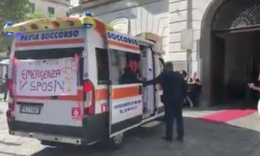 A Boscoreale la sposa arriva in ambulanza, scoppia la polemica VIDEO