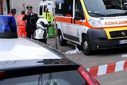 Accoltella passanti: morta una donna, 3 feriti