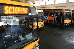 Traghetti, bus, aerei: ondata di scioperi