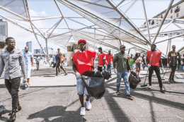Vasto, i migranti ripuliscono piazza Garibaldi