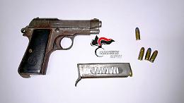 Sorpresi con una pistola carica pronta a sparare, coppia in manette