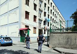 San Giovanni a Teduccio, pregiudicato in fuga dalla polizia cade dal terrazzo e muore