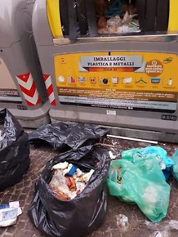 Sacchetti di rifiuti non differenziati, maximulta a via Aniello Falcone