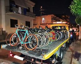 Bici rubate e braccialetti elettronici in casa, arrestato 56enne