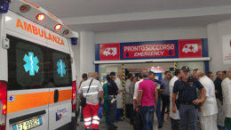 Vaso colpisce una turista per strada: è grave