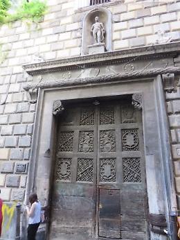 Palazzo Diomede Carafa, completato il restauro del portone