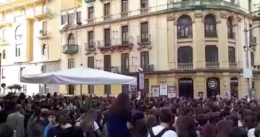 Sannazaro, assemblea degli studenti in piazza. La proposta: lezioni di sabato