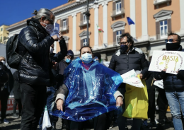 Protesta dei parrucchieri, poltrona da coiffeur in piazza