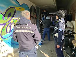 Altarini abusivi, rimosso anche murale per affiliato a clan