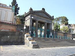 Maltempo, a Napoli chiusi parchi e cimiteri