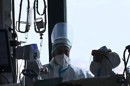 Covid, Omicron 2: i non vaccinati rischiano malattia grave, ecco perché