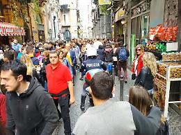 Feste di Pasqua, è boom di turisti ai Decumani. Ma disagi nei trasporti