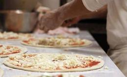 Coronavirus in Campania, arriva il sì di De Luca: da lunedì pizze a domicilio e librerie aperte