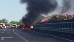 Tragico schianto in autostrada: muoiono schiacciati tra due camion, ci sono anche bambini