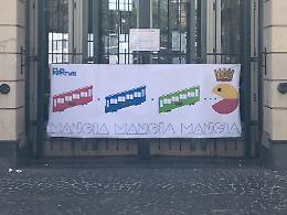 Funicolare di Chiaia chiusa, striscione di protesta in via Cimarosa
