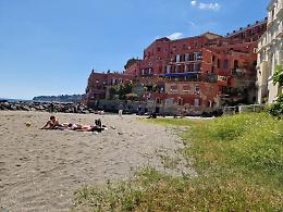 Riaperta la spiaggia delle Monache ma l'arenile è delimitato dalle ebracce 