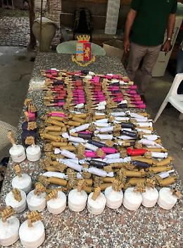 Polizia sequestra 190 bombe carta