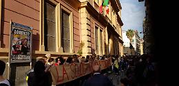 «La scuola non vuole tacere», flash mob alla De Amicis dopo gli insulti