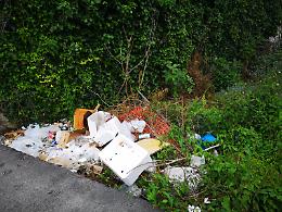 Frattamaggiore, abbandono rifiuti e omessa bonifica sito inquinato: scattano sequestro area e denuncia
