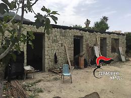 Forio d'Ischia, costruisce appartamento abusivo: denunciato 