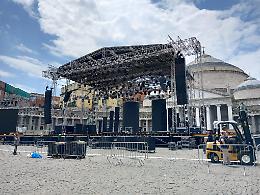 Ecco il palco per lo show di Gigi D'Alessio al Plebiscito
