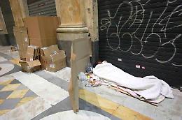 Galleria Umberto, clochard trovato morto
