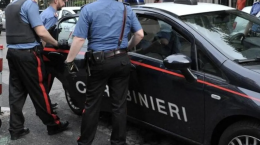 Simula suono sirena per superare traffico: denunciato