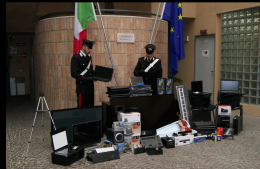 Furti nelle scuole, 20 arresti