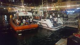 Barca in avaria a largo Capri, salvate 14 persone