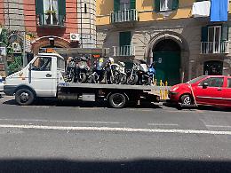 Sequestrati motorini abbandonati a via Salvator Rosa