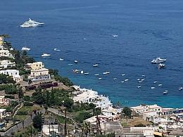 Capri, minibus esce di strada e precipita: feriti