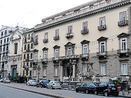 Turista scippato del Rolex a via Medina