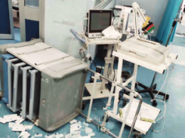 Aggredisce i sanitari e sfascia il pronto soccorso