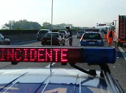 Si ribalta tir sull'autostrada A1, un ferito nel Casertano