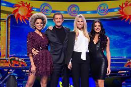 Su Canale 5 riparte “Striscia la notizia” con Greggio e la Hunziker