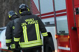 Serino, auto in bilico su parapetto