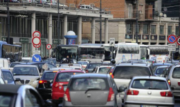 Caos traffico a Napoli, chiuso anche il sottopasso Claudio