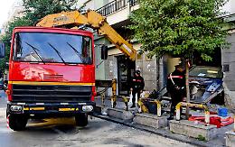 Con tre bus e auto bloccano tre strade per furto a bancomat